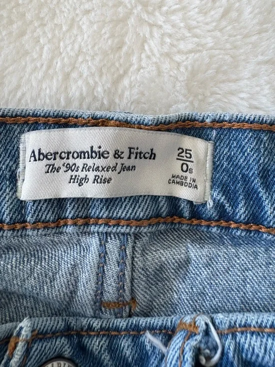 Abercrombie & Fitch Distressed 90s Relaxed Jean High Rise - Picture 4 of 8